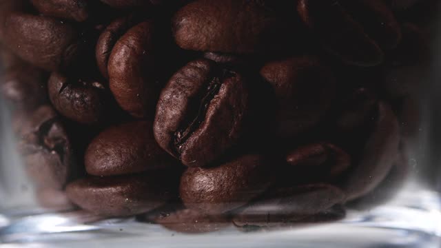 牛奶背景下的咖啡豆，咖啡背景视频素材