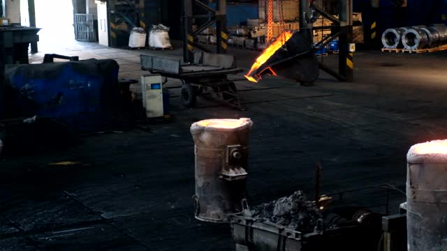 冶金厂金属铸造工艺。液态金属注入模具视频素材