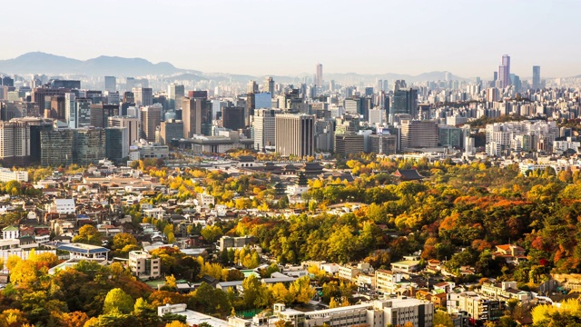 韩国首尔，京福宫/钟郁宫周围的四季市中心风景视频素材