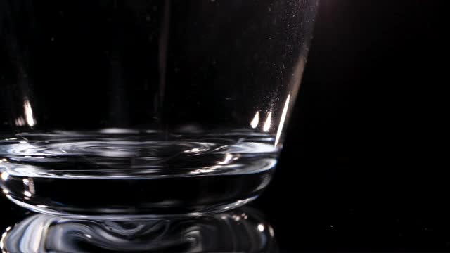 水倒进玻璃杯视频下载