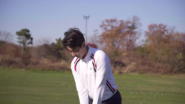 高尔夫球-年轻人挥杆与铁视频下载