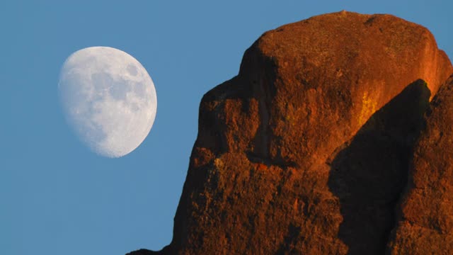 极端远摄西峰和月亮升起和秃鹰从右到左在日落，西景，尖峰国家公园，蒙特利县，加利福尼亚州，4K视频视频下载