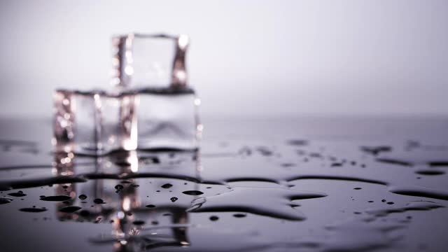 碎冰在玻璃表面，冰正在融化视频素材
