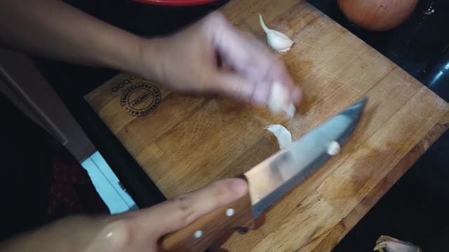 把大蒜切成薄片放在厨房的砧板上视频素材