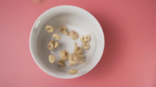 酥脆的圆环落在白色的盘子里视频素材