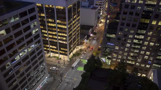 温哥华市中心时间流逝夜间交通视频下载
