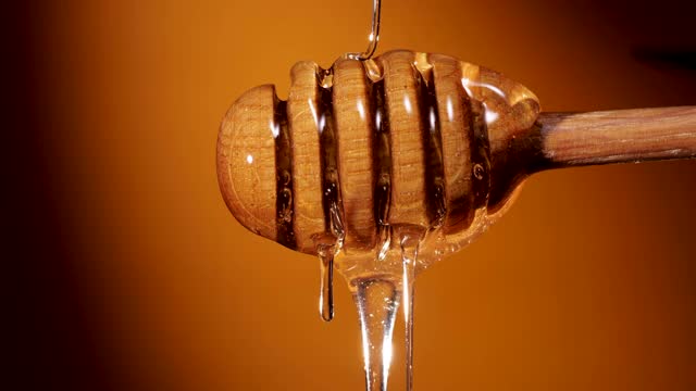 蜂蜜棒旋转天然蜂巢与蜂蜜，健康的甜点视频素材