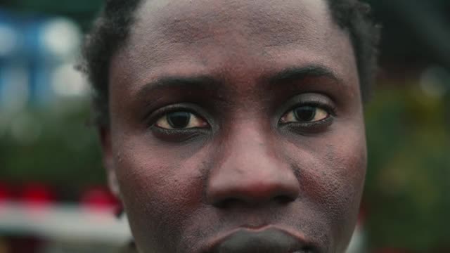 非洲人的脸部特写。人群有深棕色的肤色。视频素材