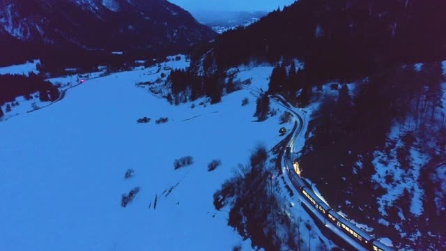 Landwasser高架桥与铁路和火车在冬季晚上。鸟瞰图。瑞士阿尔卑斯山。瑞士。无人机飞行前进视频素材