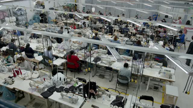 在纺织厂工作的拉丁美洲人每个人都戴着防护口罩视频下载