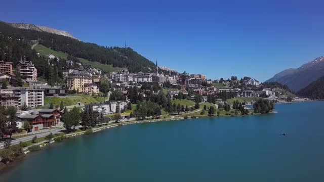 瑞士格劳宾登恩加丁的高山度假小镇圣莫里茨(Sankt Moritz)的空中全景图。从24帧每秒加速2.5倍。视频素材