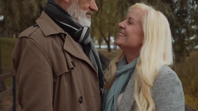 幸福的老年情侣拥抱，信任的关系，温柔的老年视频素材