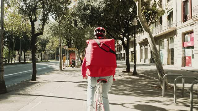 青年男子城市自行车快递后视图视频视频素材