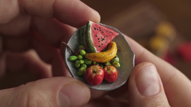 水果拼盘小水果由粘土制成的微型diy聚合物在木桌上视频下载