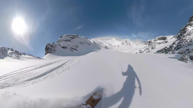 在风景优美的落基山脉，骑着马在小道上碎雪。视频素材