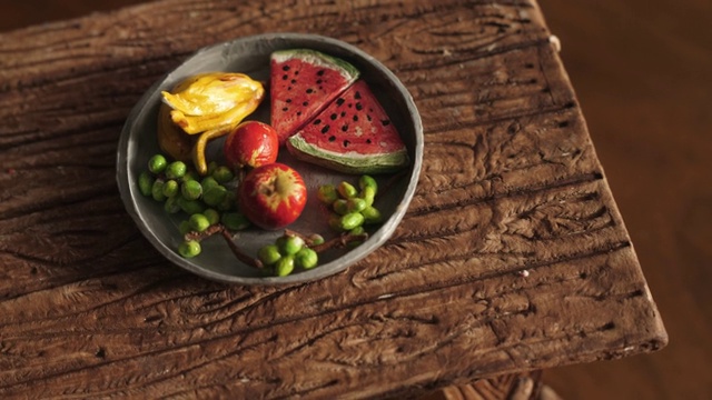 水果拼盘小水果由粘土制成的微型diy聚合物在木桌上视频素材