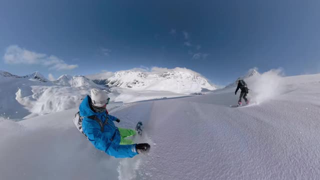 自拍:两位酷酷的滑雪爱好者在无人踏足的加拿大落基山脉上玩直升机。视频素材