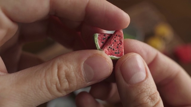 水果西瓜片小水果由粘土制成的微型聚合物视频素材