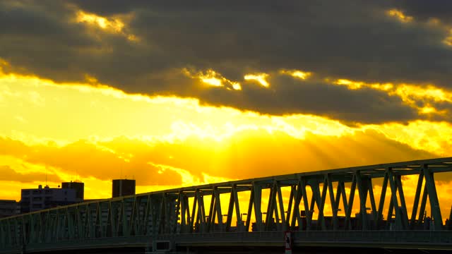 桥上的景色和阳光下的天空。视频素材