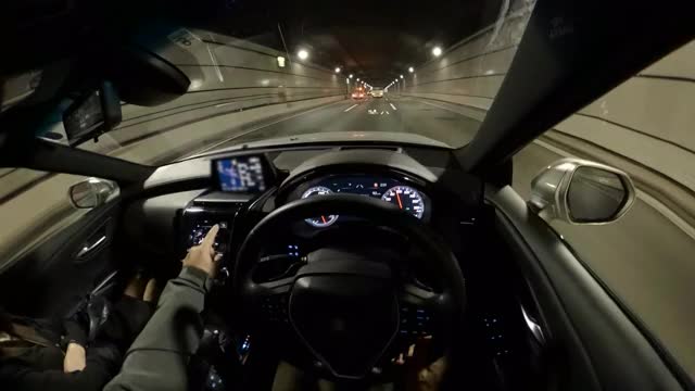 一对夫妇在公路旅行，车辆POV驾驶通过隧道，司机POV宽图像视野视频素材