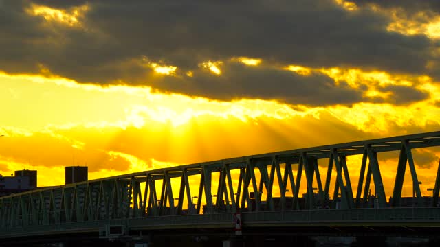 桥上的景色和阳光下的天空。视频素材