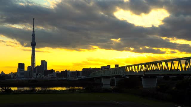 铁路桥和阳光照耀的天空。视频素材