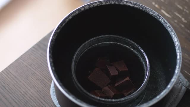 把巧克力放在热水中煮沸。视频下载