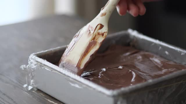 把巧克力慕斯放在容器里压平。视频下载