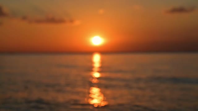 散焦模糊美丽的海滩日落在傍晚。泰国宁静的自然背景视频素材