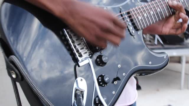 一个非洲女孩在弹电吉他视频下载