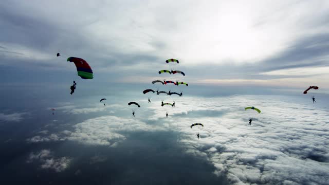 天空充满降落伞-降落伞编队跳伞者视频素材