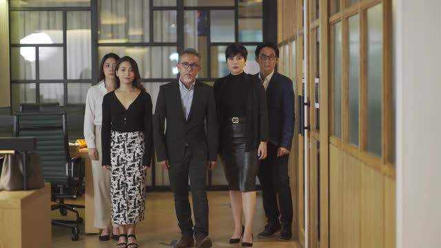亚洲华人成功的办公室管理团队走向镜头冷静的态度视频素材