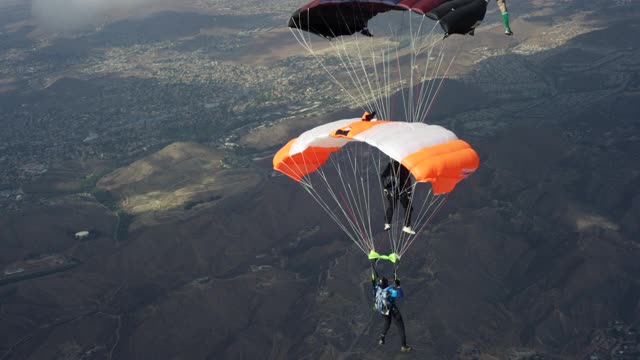 降落伞跳伞人员形成视频素材