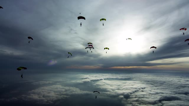 天空充满降落伞-降落伞编队跳伞者视频素材