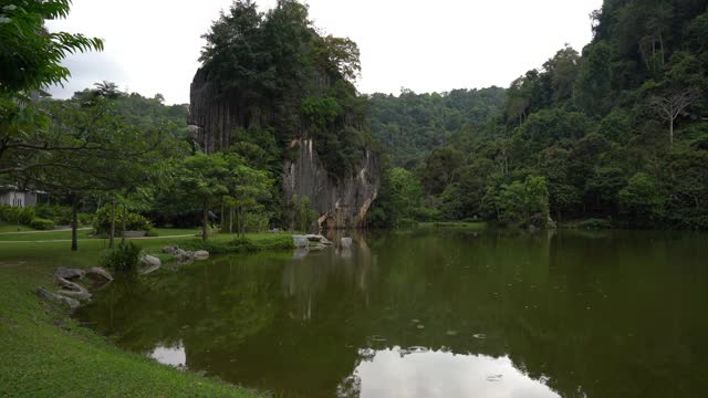 马来西亚怡保Banjaran温泉湖的风景视频下载