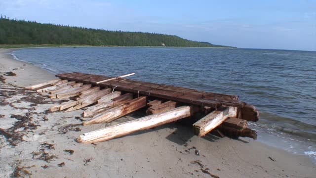 白海岸边的一艘旧木船的残骸。视频下载