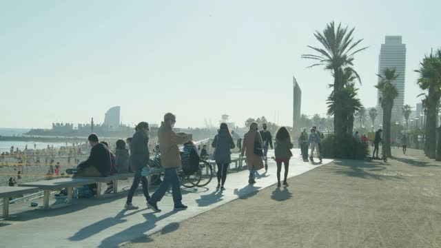 人们在巴塞罗那散步在新常态视频下载