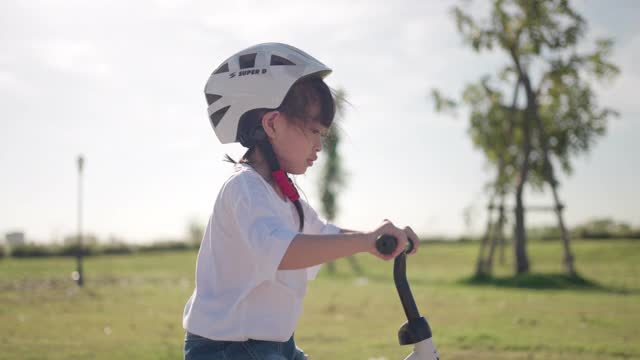 慢动作儿童骑自行车视频素材