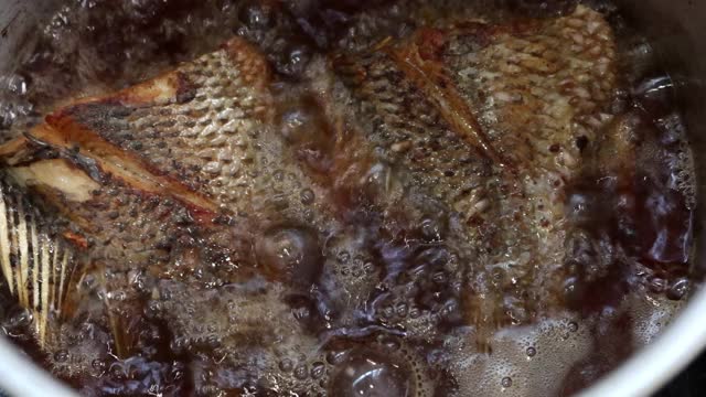 4K，在平底锅中用热油煎的鱼视频下载