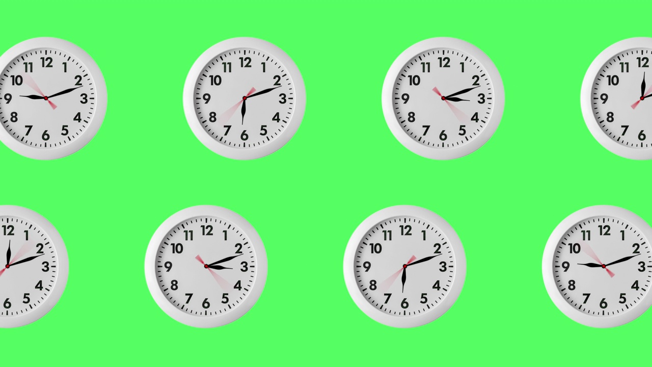 seamless looping animation with two rows of white wall clocks. 箭顺时针旋转。chroma key or green screen background with copy space视频下载