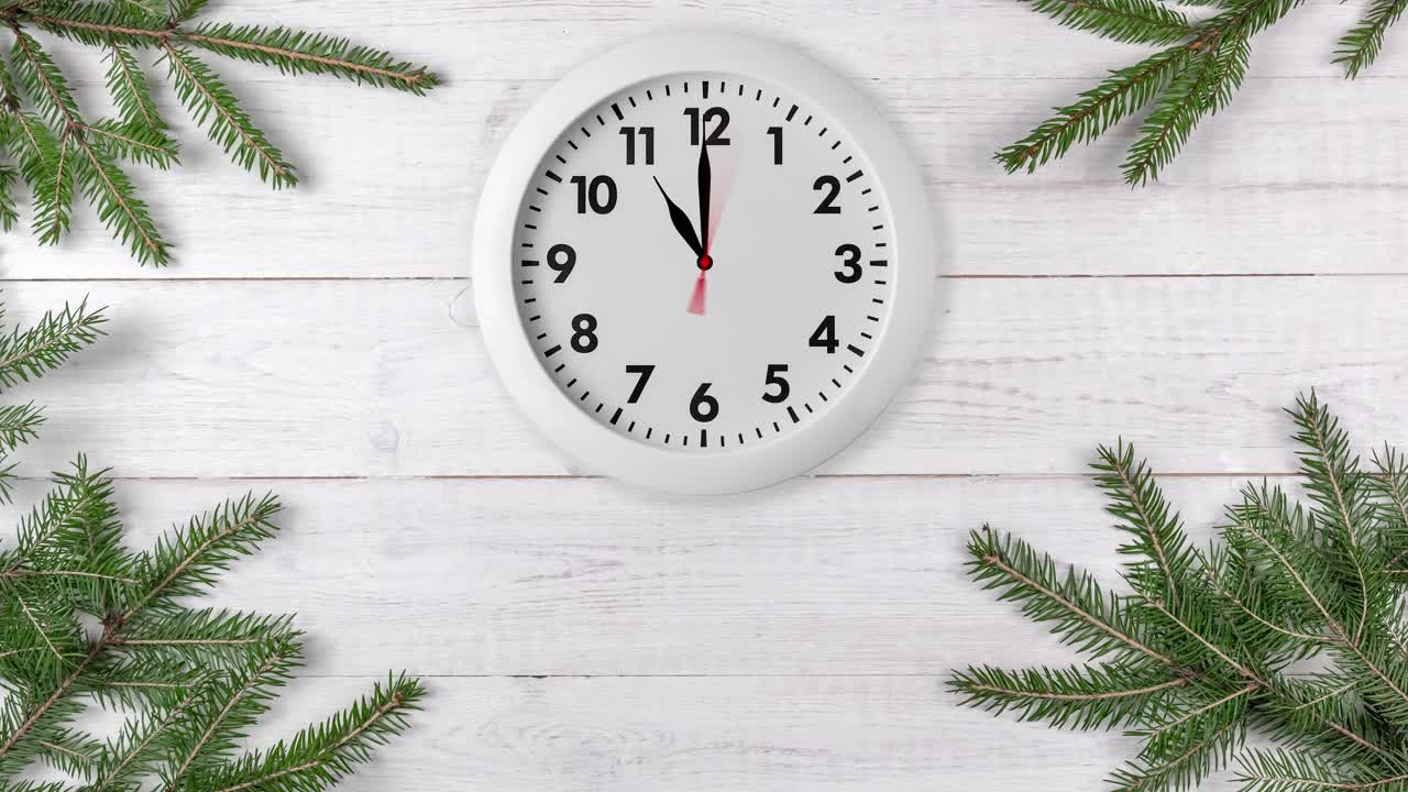白色圆形墙上的时钟与动画箭头走快顺时针从11点到12点白色木制背景与绿色云杉树枝。平安夜前最后一小时，复制空间视频下载