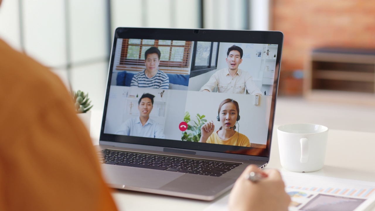 年轻的亚洲商人在家工作，与同事商务人士进行虚拟视频会议，在线工作，在家办公视频电话视频素材