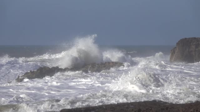 海浪越过悬崖，慢镜头视频素材