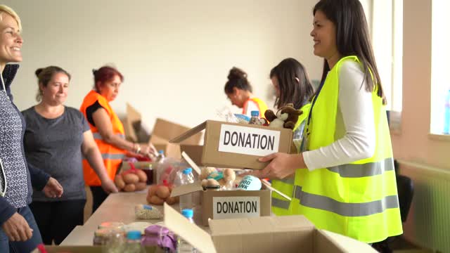 有需要的人从志愿者那里接受食物捐赠箱视频素材