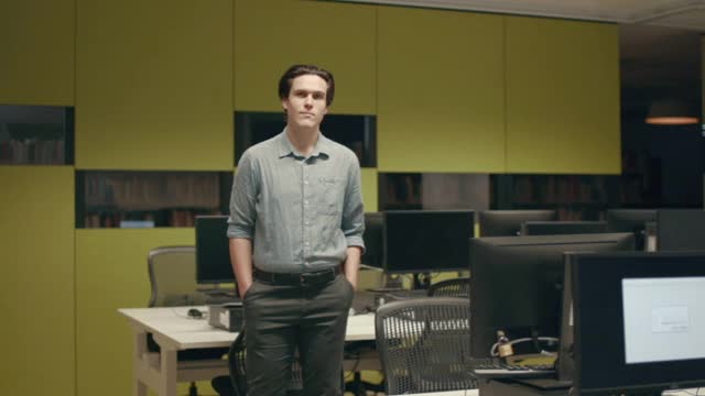 在计算机实验室使用计算机的年轻专业人员视频素材