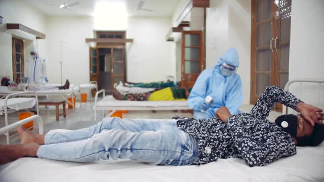 某冠状病毒医院病房内躺在床上的患者covid-19病毒检测呈阳性视频素材