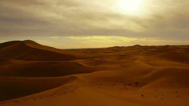 撒哈拉沙漠日落时的美丽风景视频素材