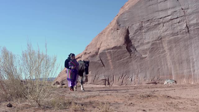 年轻的纳瓦霍妇女在纪念碑谷骑马视频素材