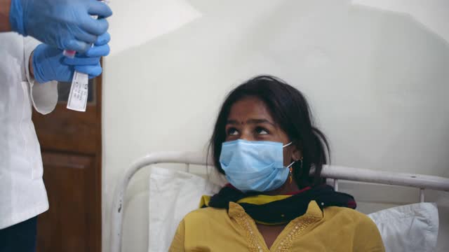 某冠状病毒医院病床上的患者covid-19病毒检测呈阳性——青少年女孩用棉签从舌、喉和鼻子上交换样本进行rtpcr检测视频素材