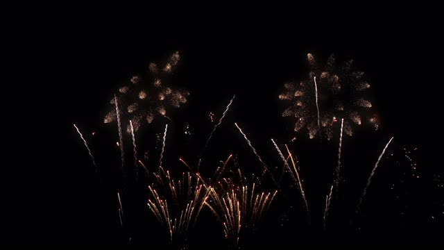 美丽的烟花庆典在晚上视频素材
